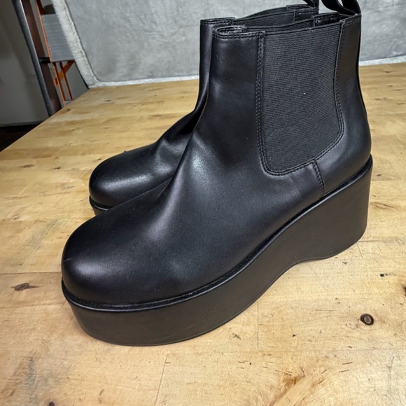 Urban Outfitters Black Platform Chelsea Boots Size 8 - Picture 2 of 9